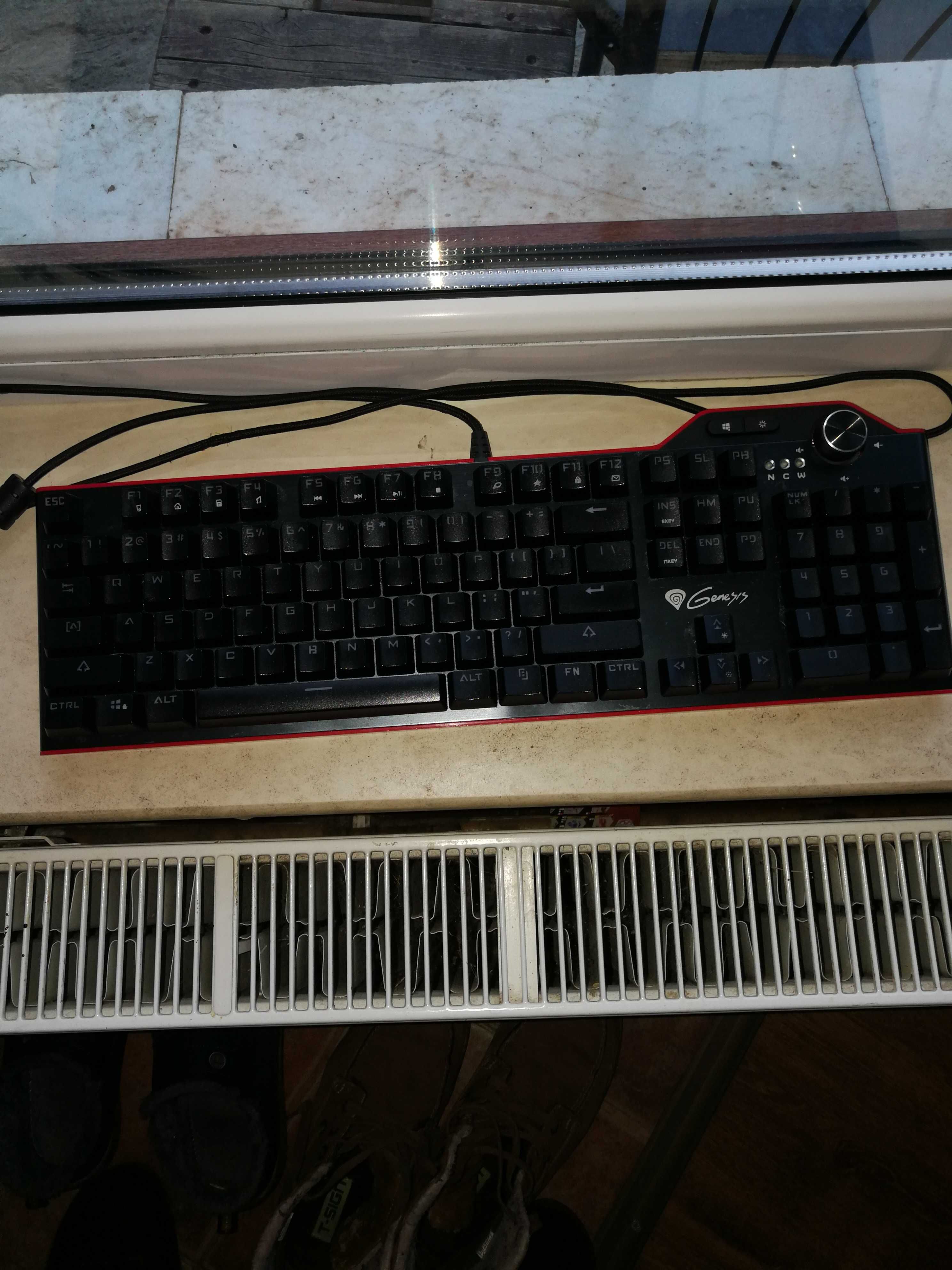 Tastatura luminata Genesys RX85 PARTIAL DEFECTA.