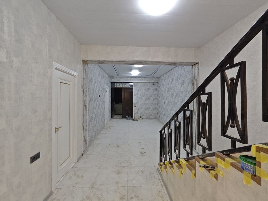 Уч кахрамон постидан 5 км шурода. Коттедж 5 хона 2 этаж