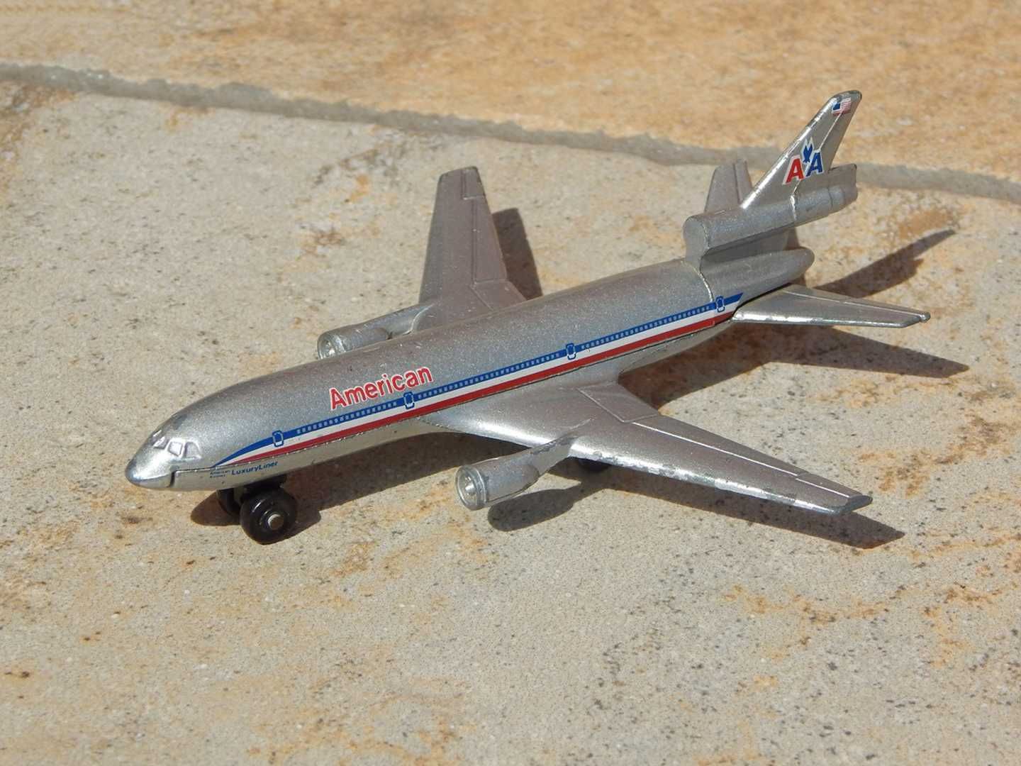 Macheta avion McDonnell Douglas DC-10 American Airlines Matchbox 1973
