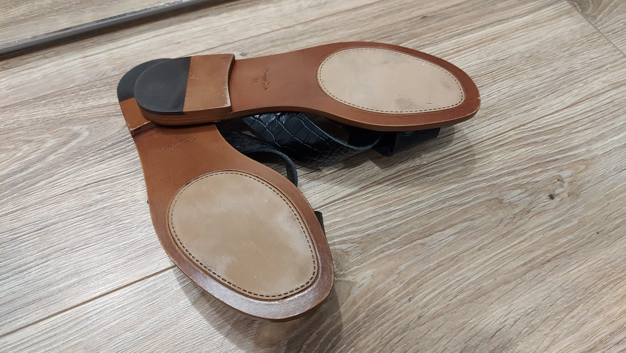 Vand papuci noi nepurtati piele Massimo Dutti masura 38