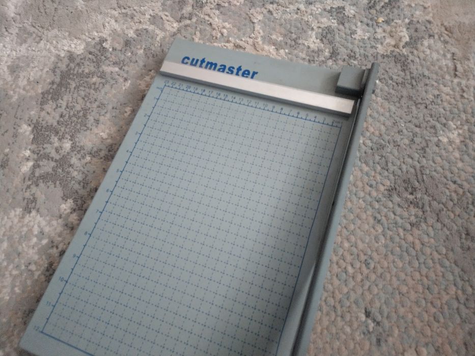 Устройство за точно рязане в права линия