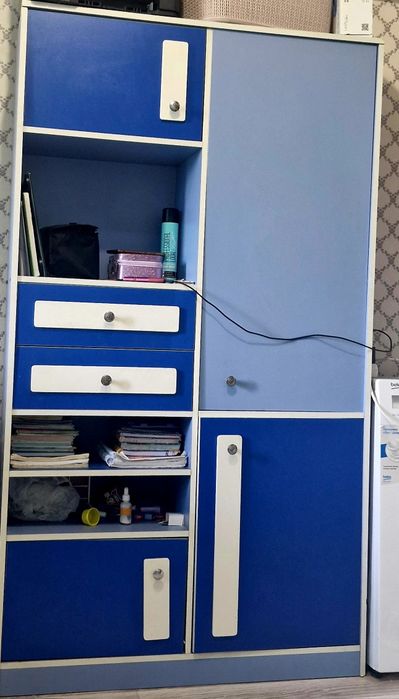 Шкаф компактный. Много полок и задвижки