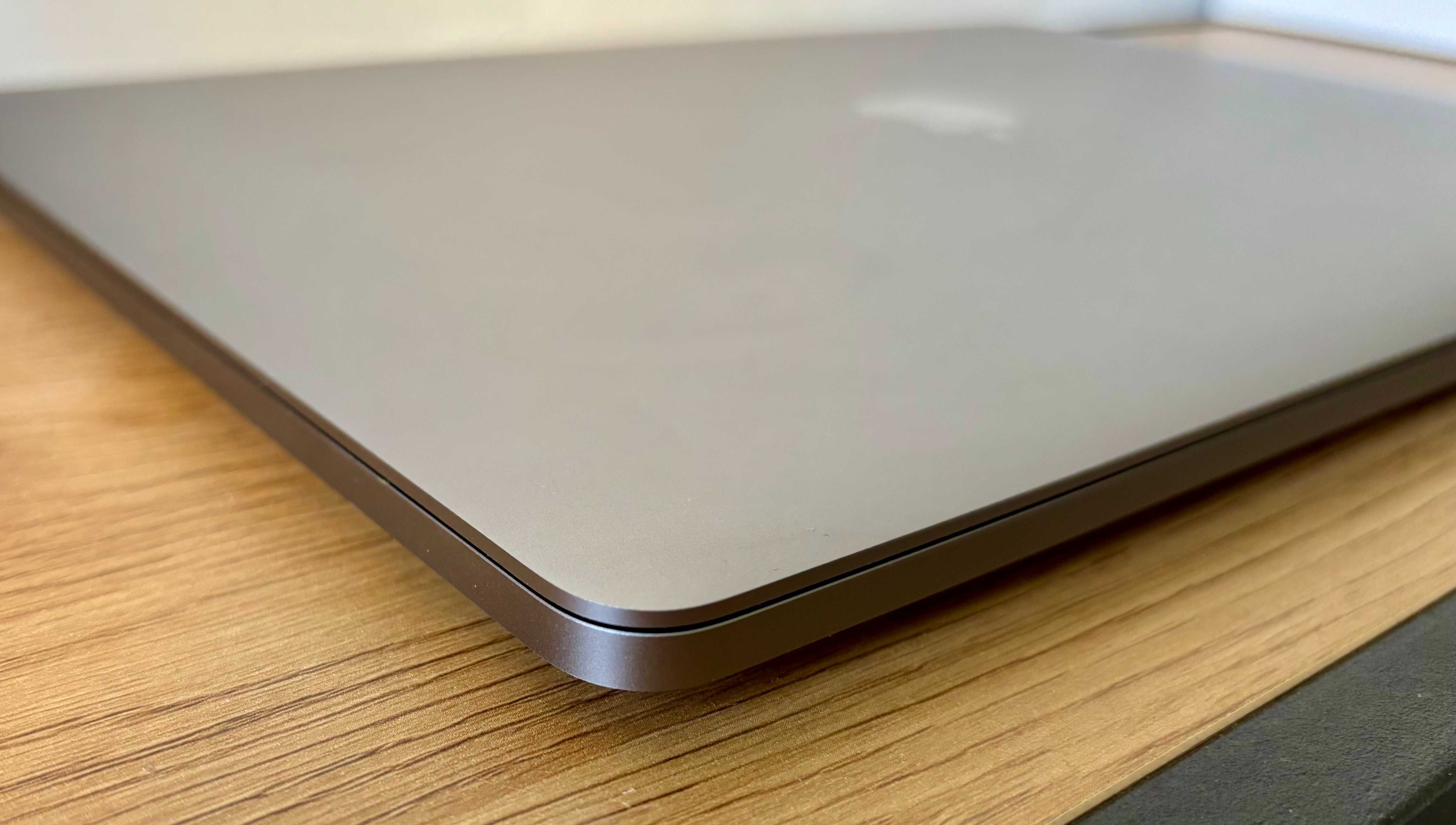 MacBook Pro (2019) 15-inch, i7, 16GB Ram, 256GB SSD