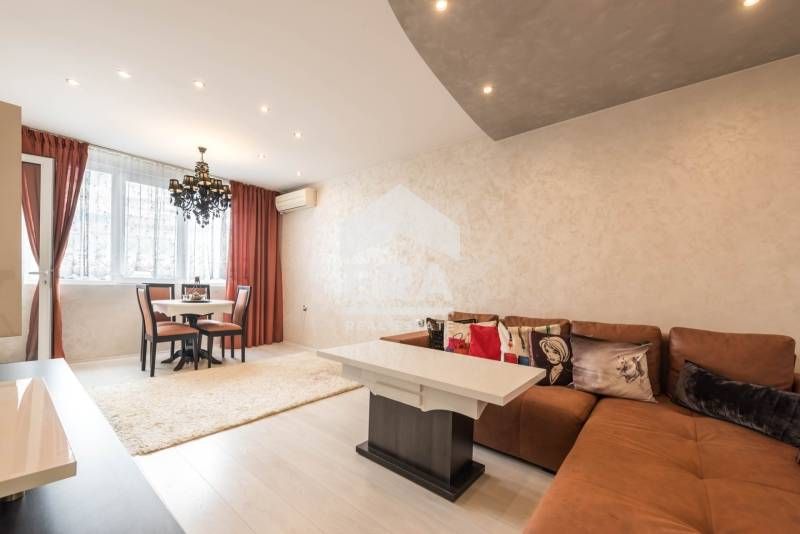 Тристаен, стилно обзаведен, южен апартамент под наем, в кв. Възраждане