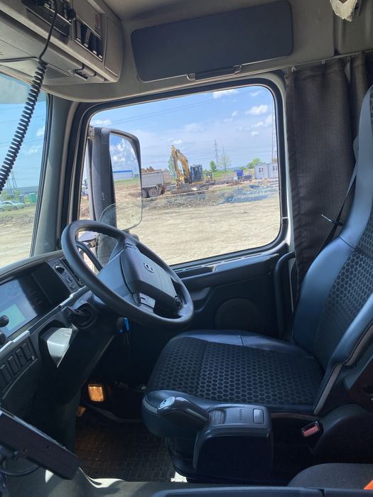 Vand/schimb Cu autoturism ,Autobasculanta Volvo 8x4 Volan dreapta