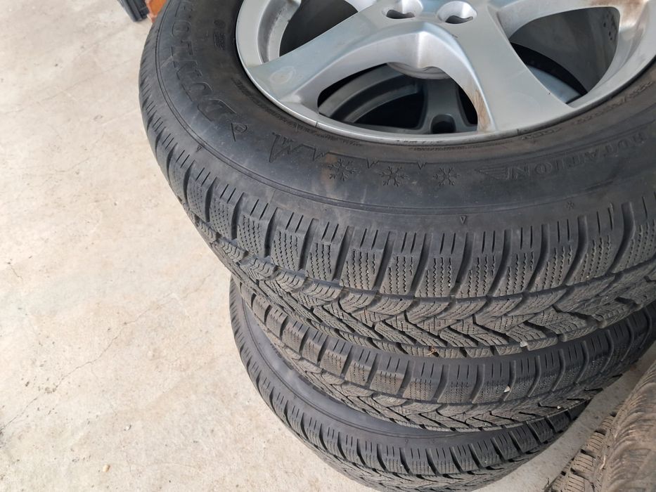 Vând anvelope cu jante de iarnă Dunlop