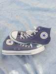 Vând teniși Converse.