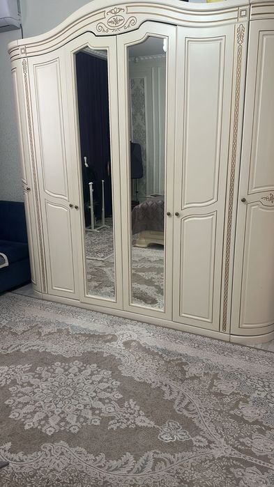 Продаётся спальный гарнитур, шкаф, кровать, тремо, тумбочки, стол