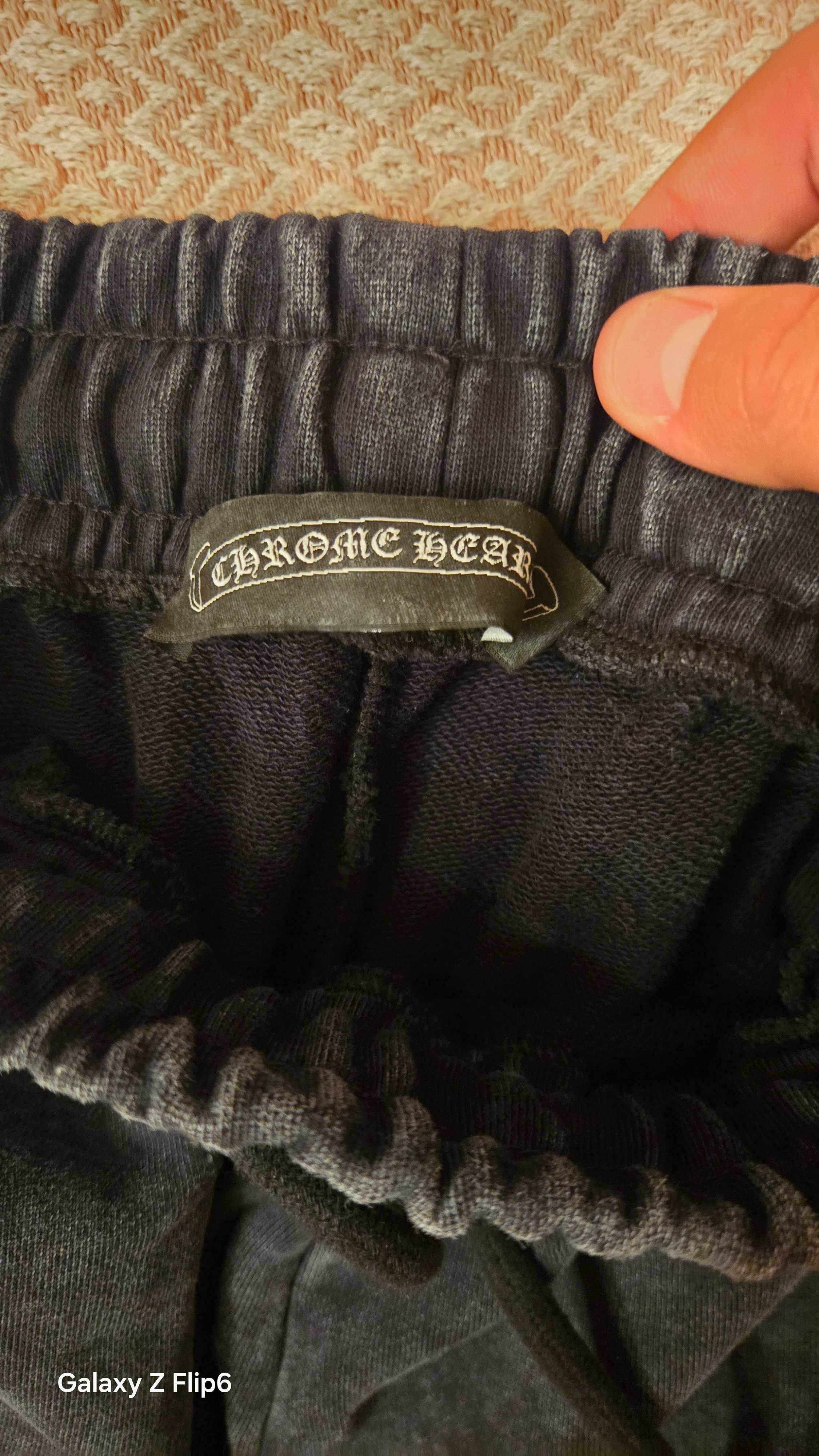 Продавам панталон на chrome hearts