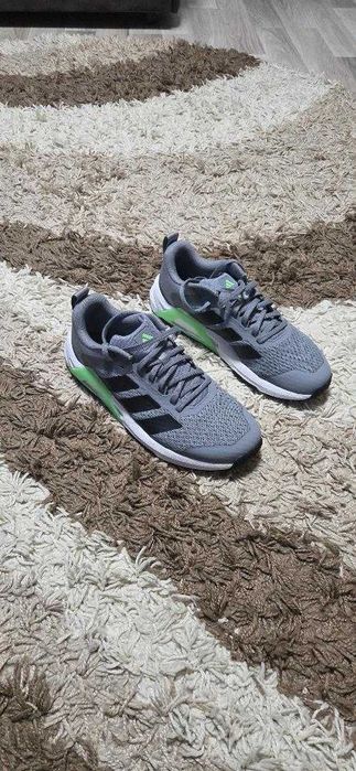Vand incaltaminte pentru sala marca Adidas