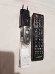 Vand telecomanda TV , incarcator telefon si casti AKG -toate originale