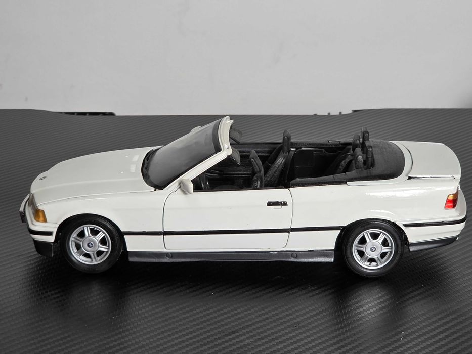 Macheta Auto 1/18 Maisto BMW 325i Alb