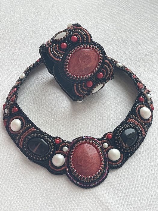 Колье, бусы, украшения из бисера и натуральных камней