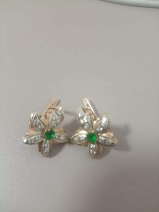 Срочно продам золотые серьги