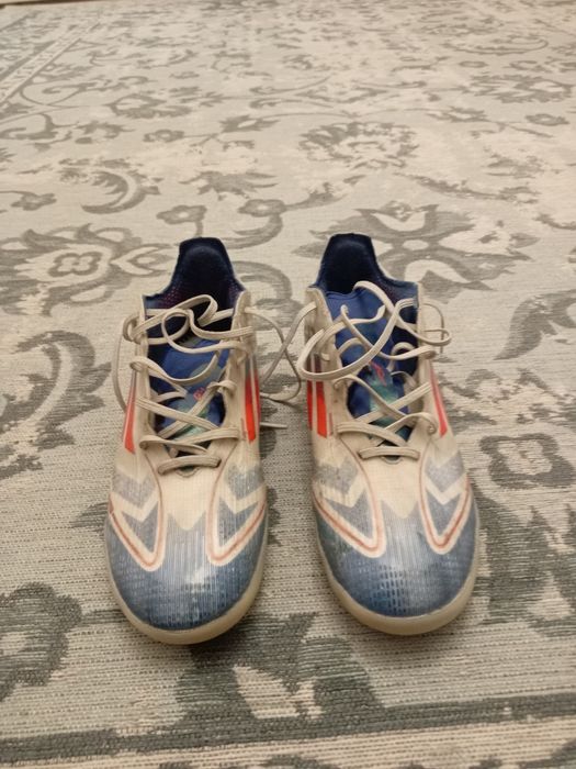 продаю сороконожки F50 белого цвета