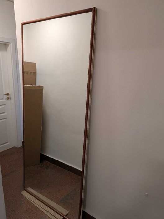 Огледало за стена с дървена рамка