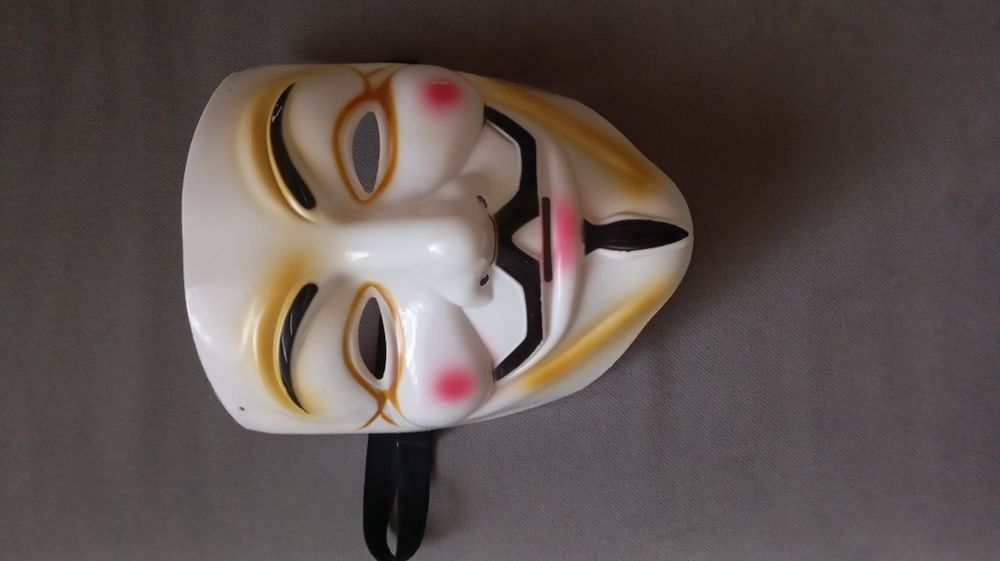 Маска пластмасова Anonymous