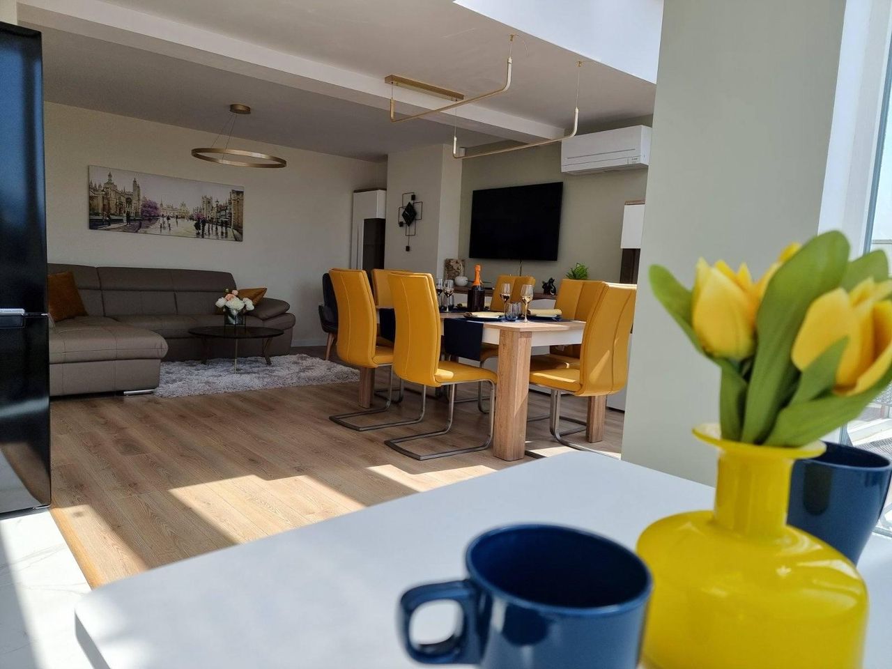 Дава се под наем Тристаен апартамент в София, Зона Б-18 - 100 кв.м за 1350 € - Снимка #1