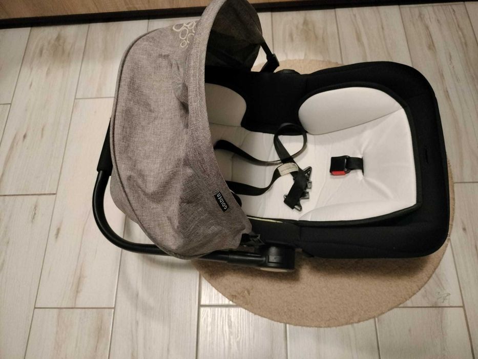 Cărucior și scoica bebe