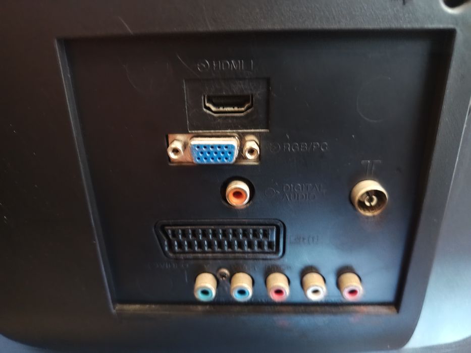 Телевизор Тошиба 32 инча FullHD