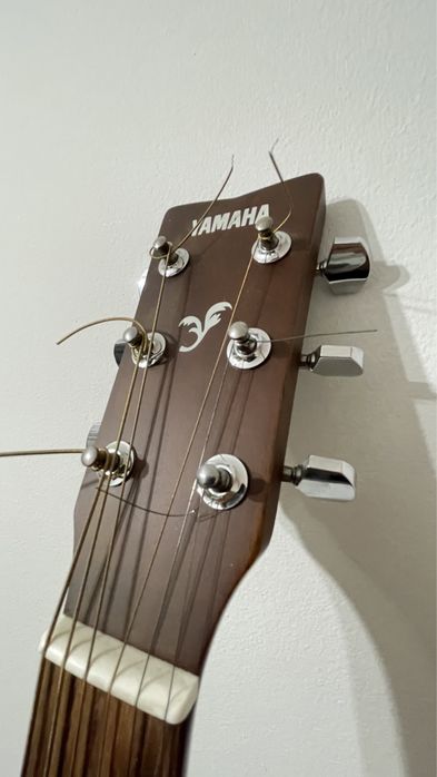 Yamaha F310 – акустична китара, почти нова + подарък държач