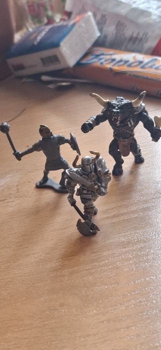 3 мини фигурки - минотавър и рицаи