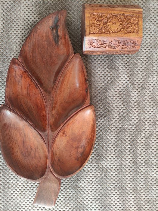 Салфетница и орешница из сандалового дерева.