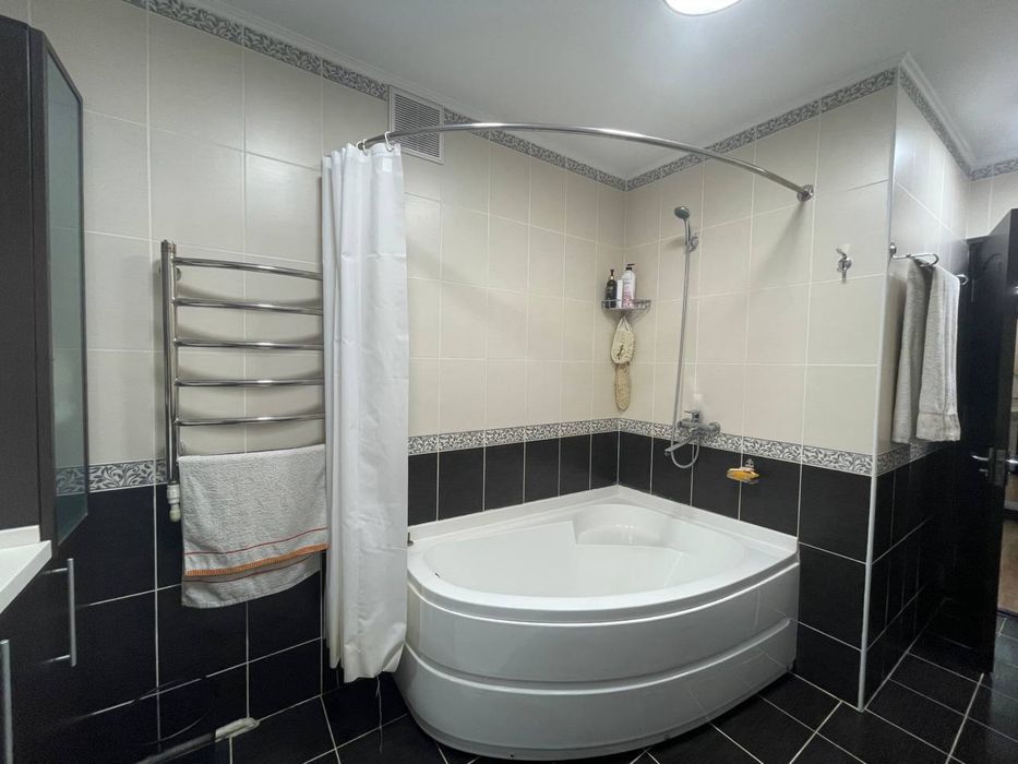 Продаётся 3-х комнатная квартира Ц-1  Эко Парк Памятник