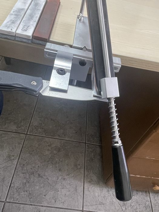 Точило за професионално заточване на ноживе с фиксиран ъгъл .