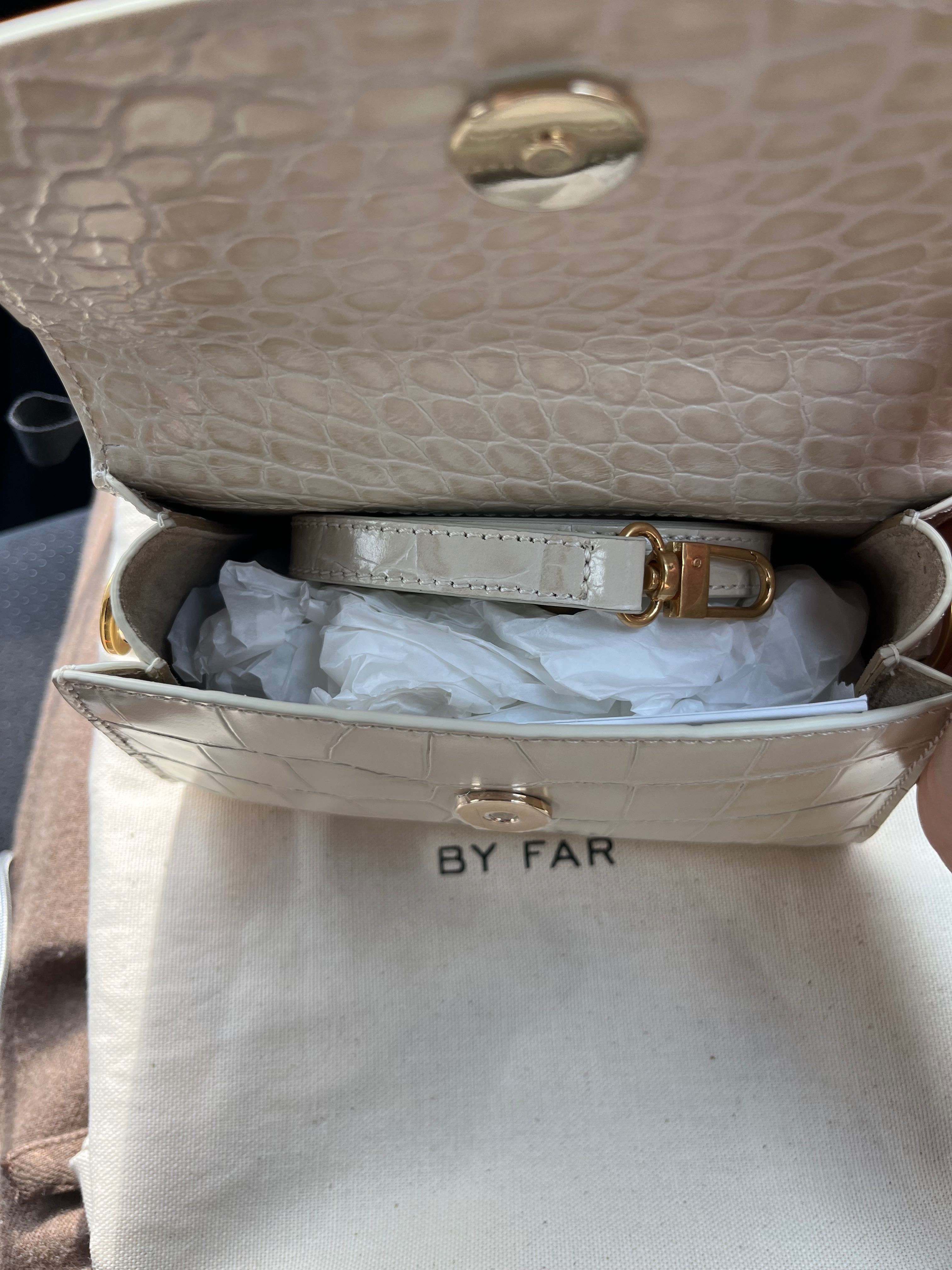 Нова чанта by far - Mini Cream Croco
Embossed Leather