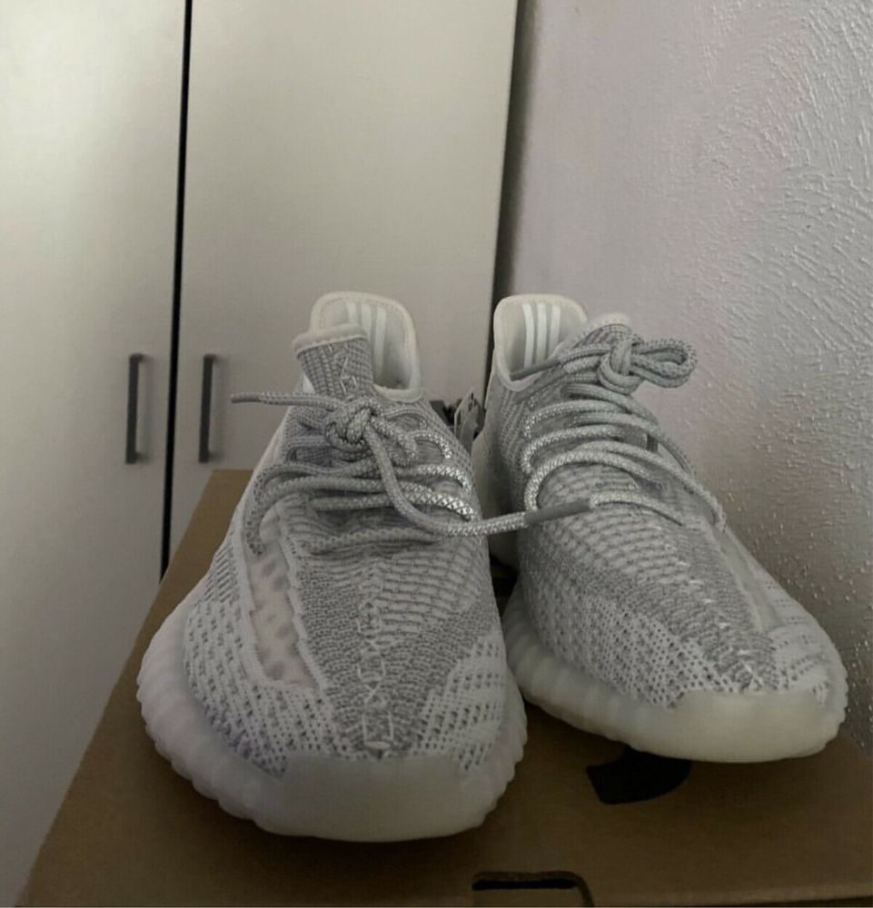 Yeezy 350 White ca noi