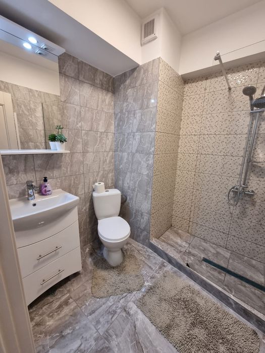 Închiriez garsonieră!