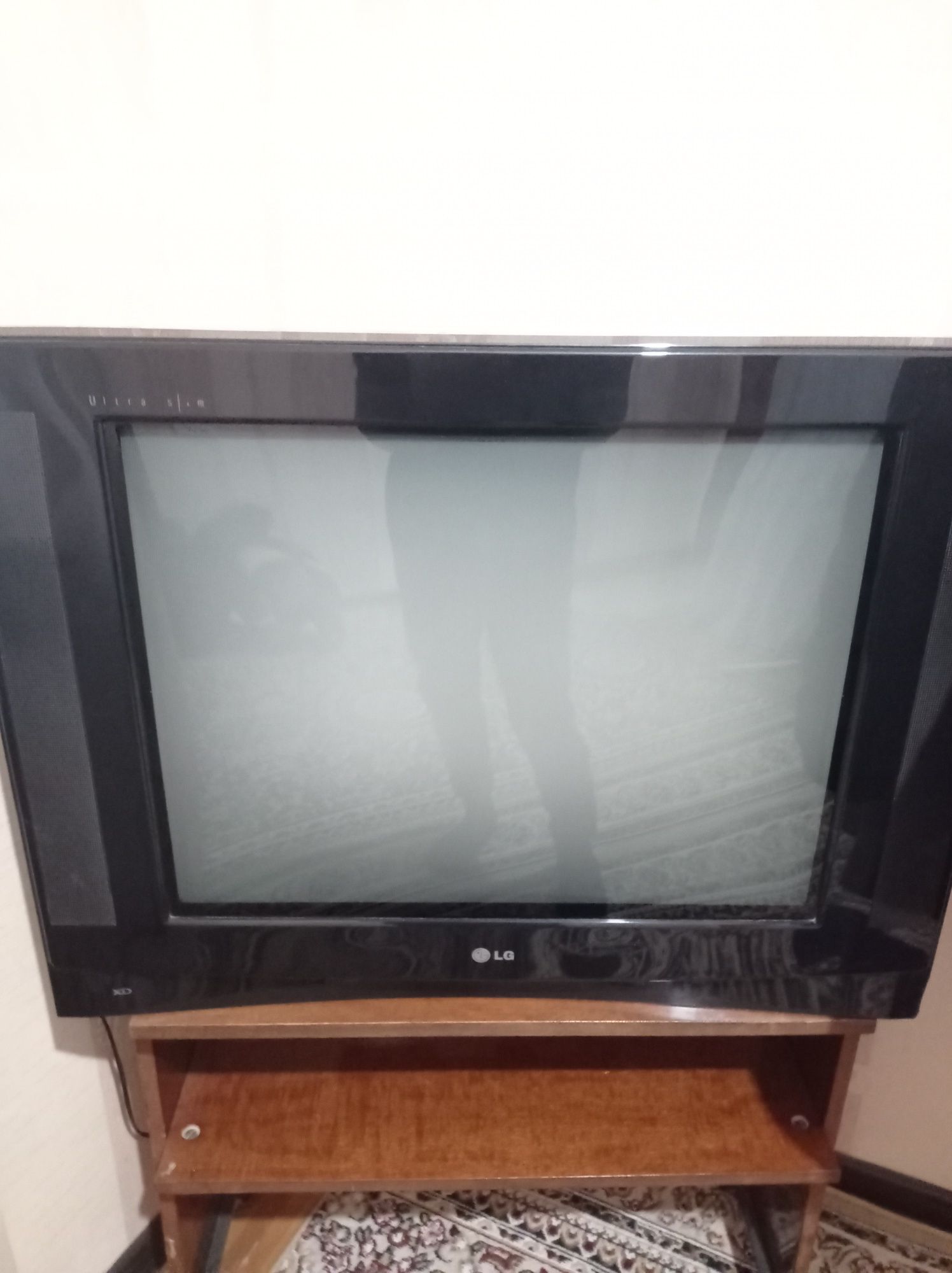 Televizor sotiladi