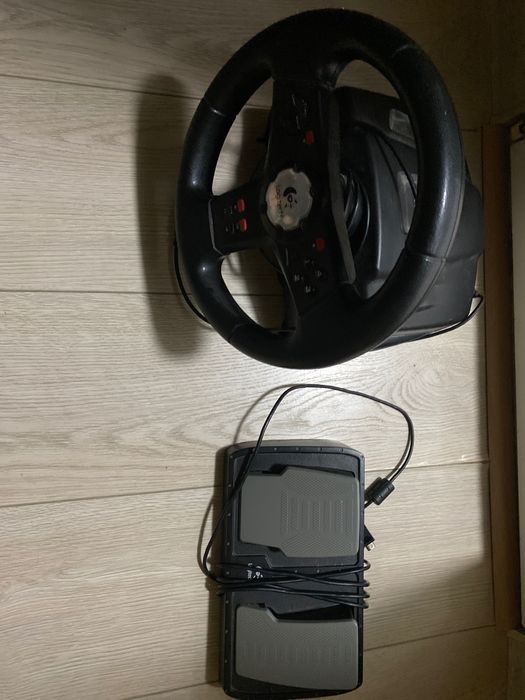 Продавам волан и педали Logitech