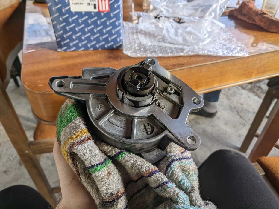 Мерцедес вакуум помпа OM642 320 CDI 350 CDI