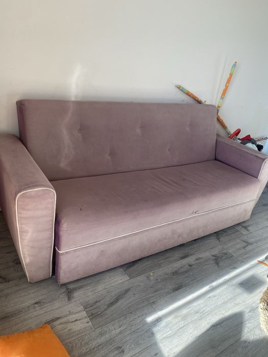 Canapea culoarea lila