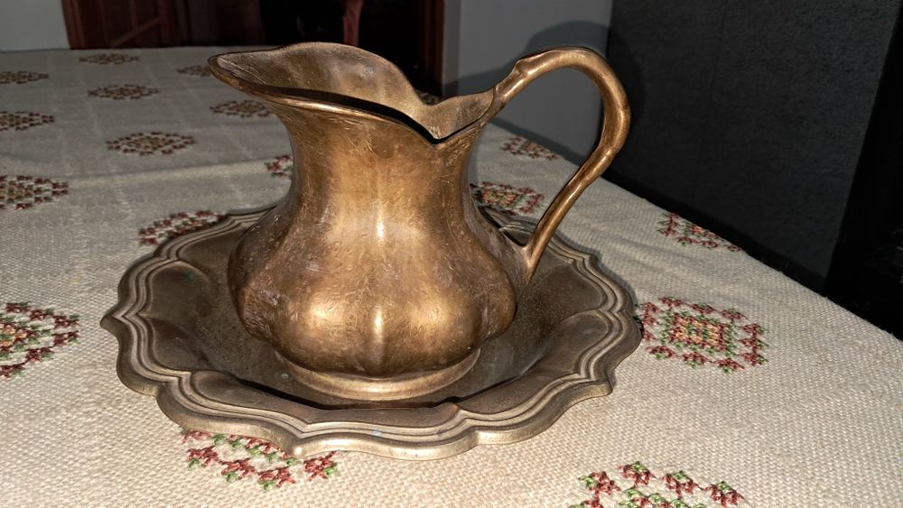 Carafa si platou din bronz masiv