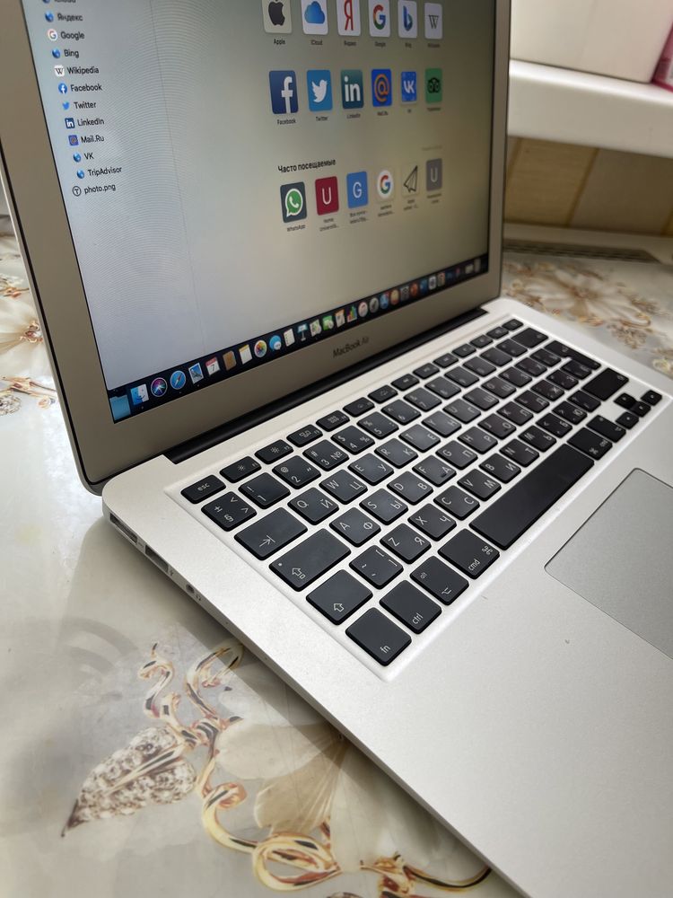 Macbook Air (13 inch, 2017)