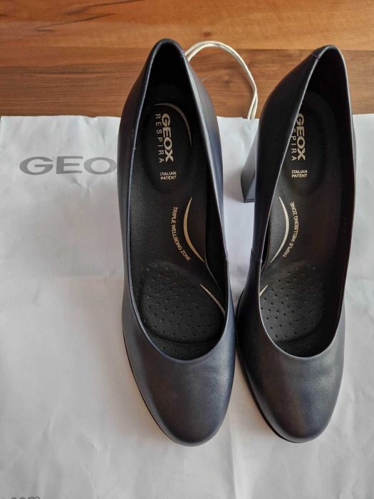 Елегантни тъмно сини обувки Geox на 8см. ток №37
