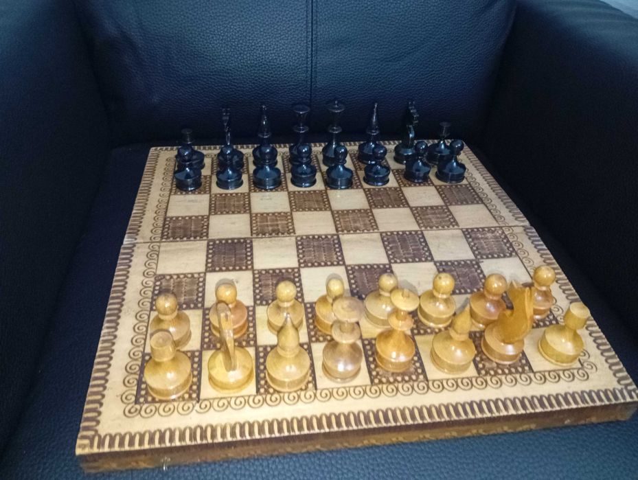 Шах с дървени фигури