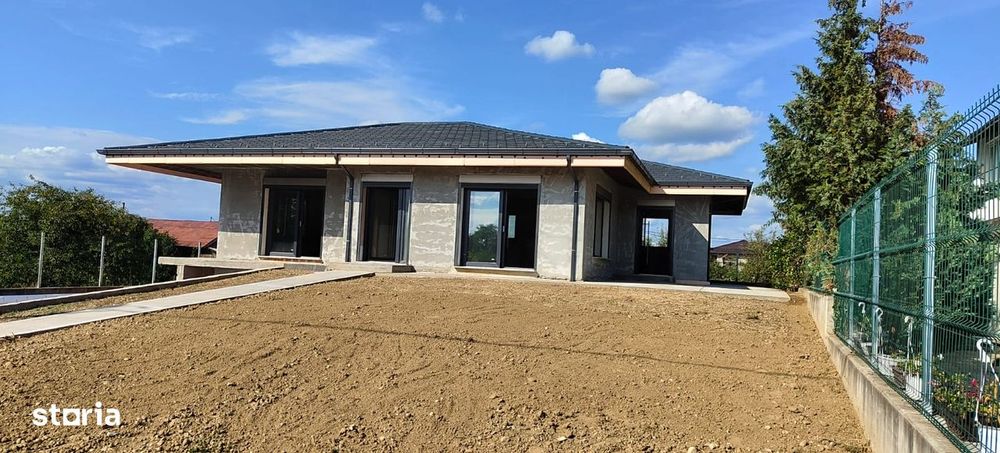 Casa Mioveni cu garaj spatios