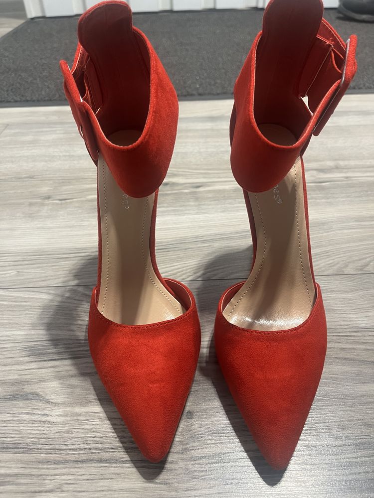 Vând pantofi roșii