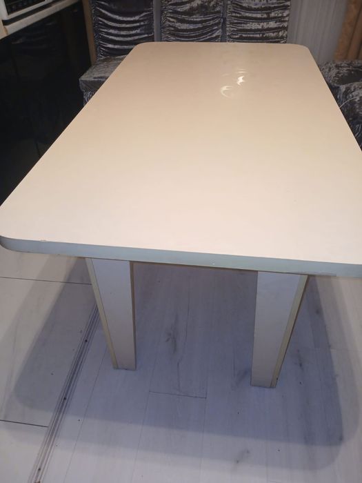 Стол и стульями в хорошем состоянии