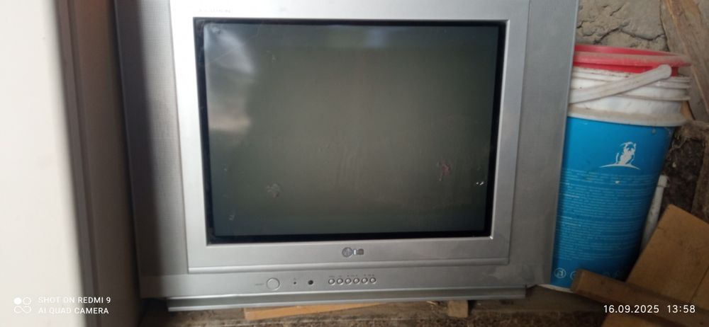 Продается холодильник Sino б/у в хорошем состоянии. Телевизор LG.