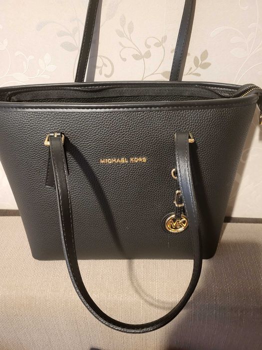 Geanta neagra MK noua, foarte eleganta si modernă