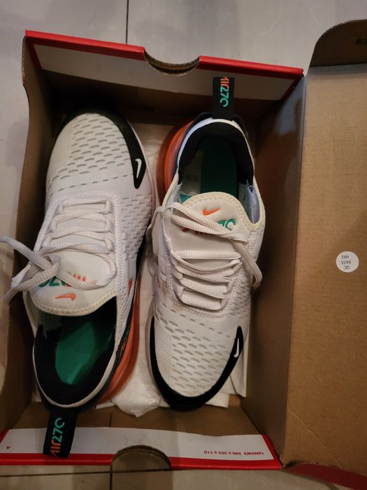Vand adidasi Nike Air 270