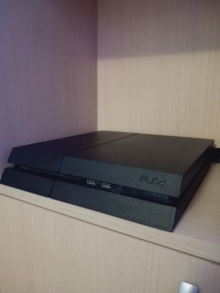 Vând PlayStation 4