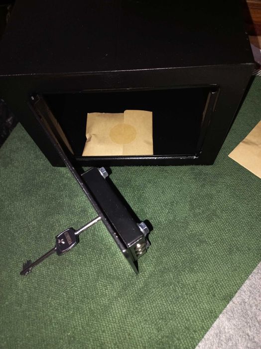 Seif metalic cu 2chei,nou, sigilat,negru, trimit