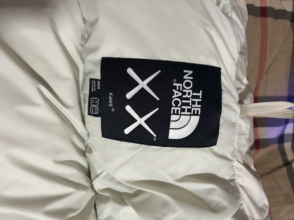 Яке The North Face x Kaws collab бяло