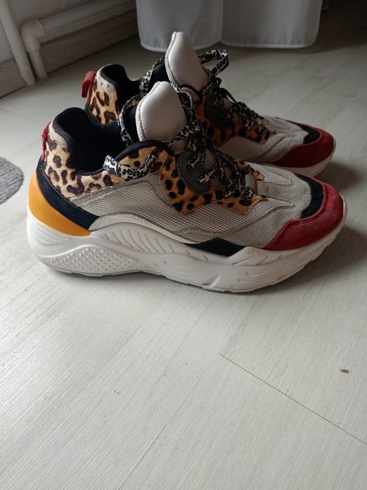 Vând pantofi sport dama, produs de calitate superioara mărimea 39.